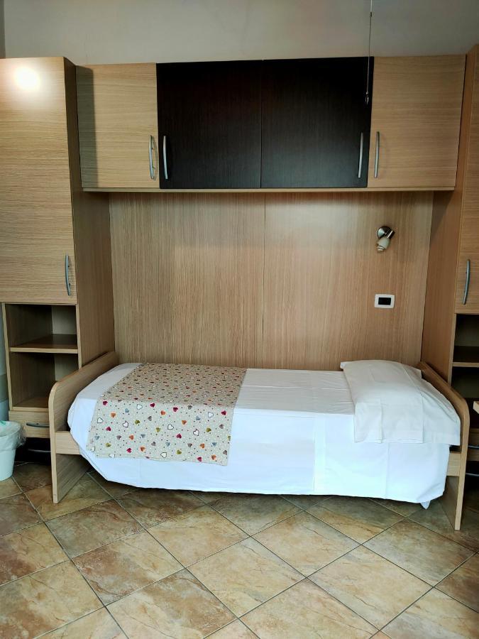 Single Room Bathroom,1259913712:JPEG