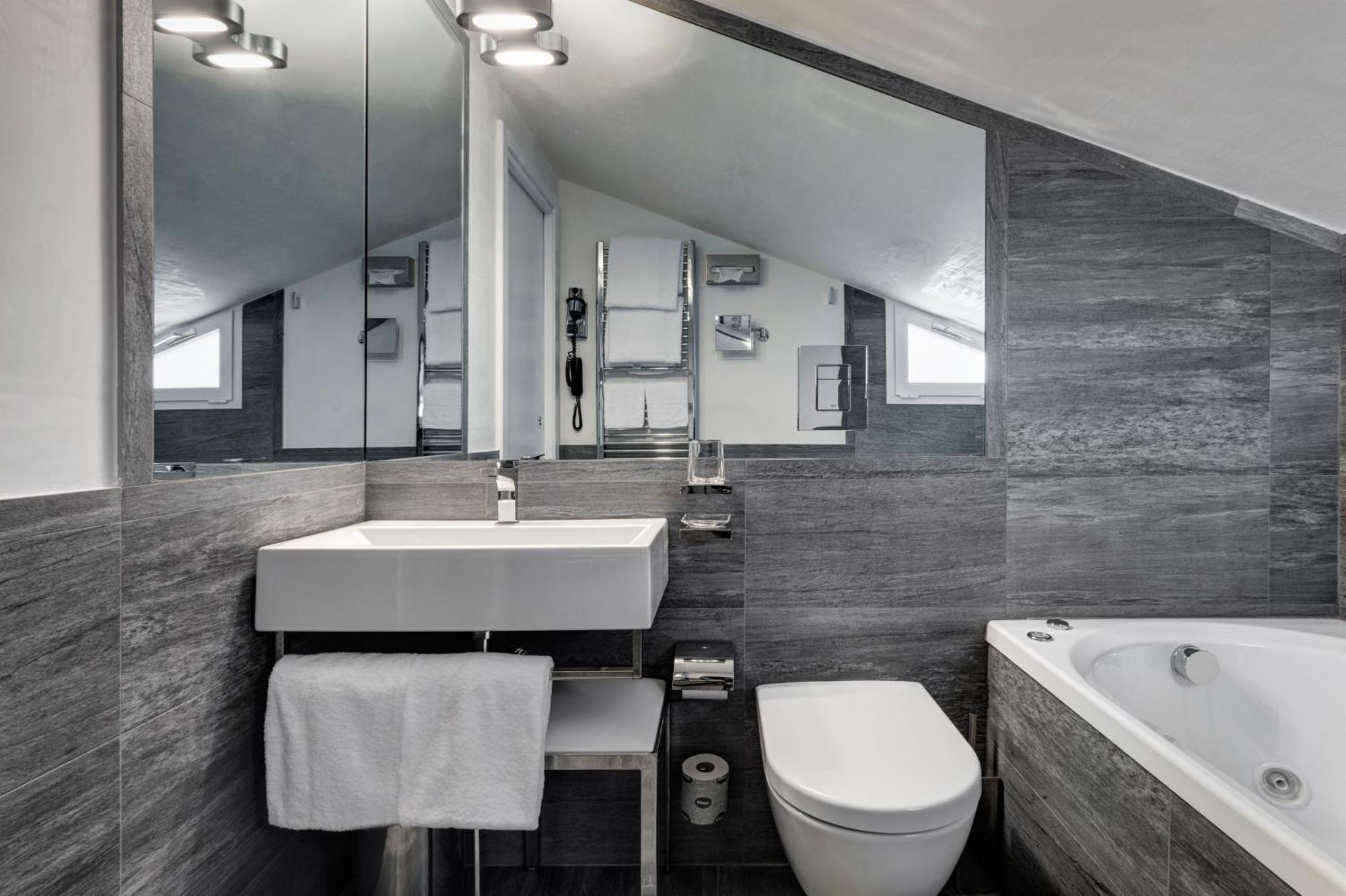 Suite with Spa Access - Attic
