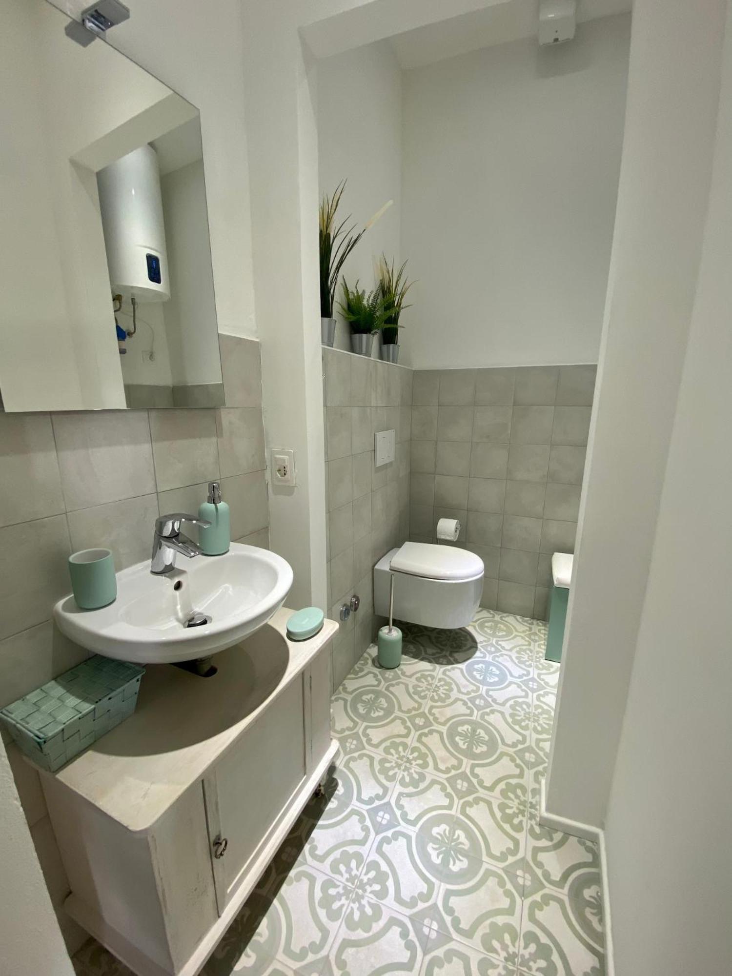 Camera Matrimoniale/Doppia con Letti Singoli con Bagno in Comune