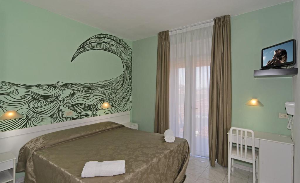 Double Room with Balcony and Partial Sea View,15462682:JPEG