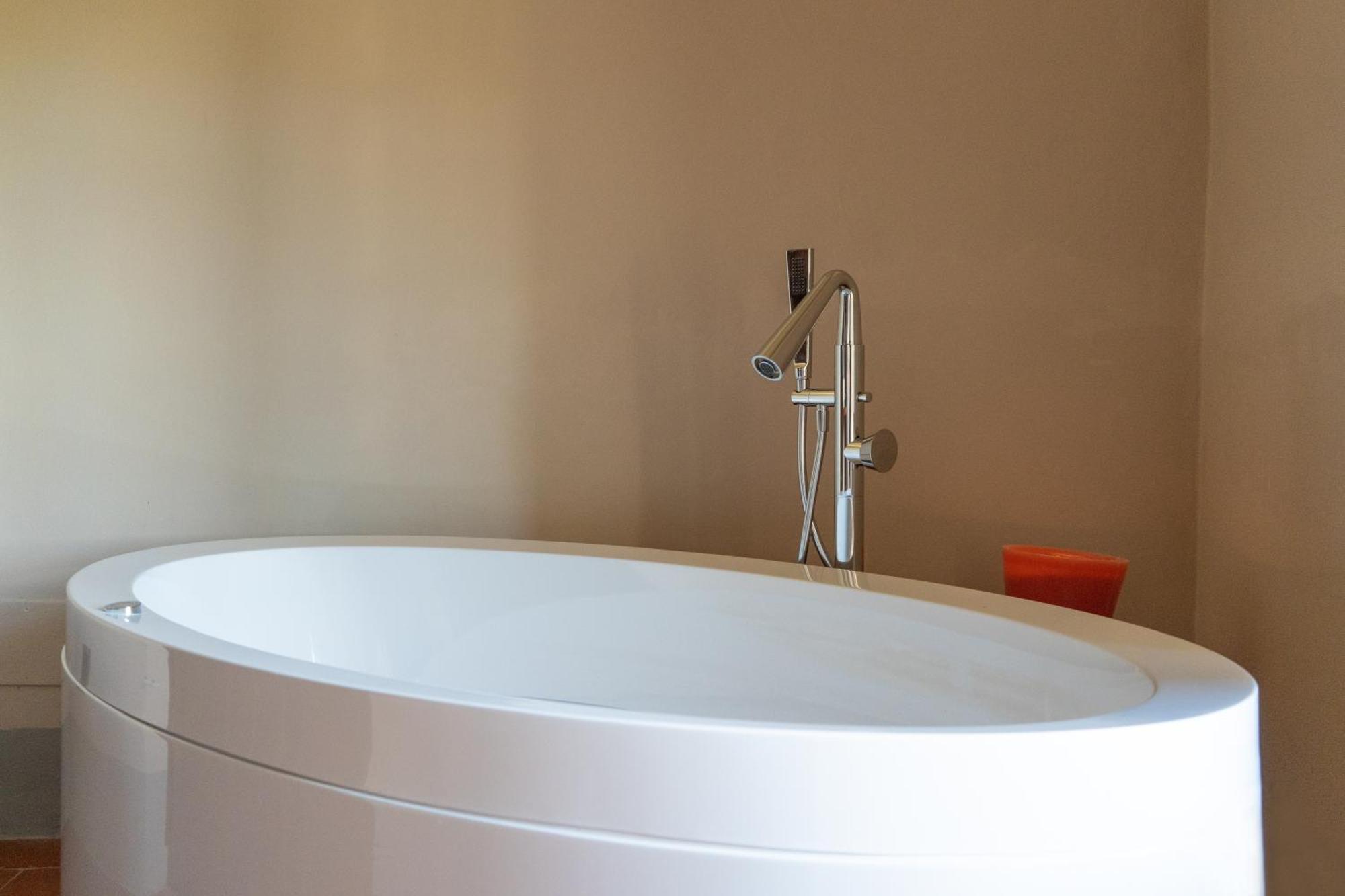 Suite Tower Jacuzzi,1770483779:JPEG