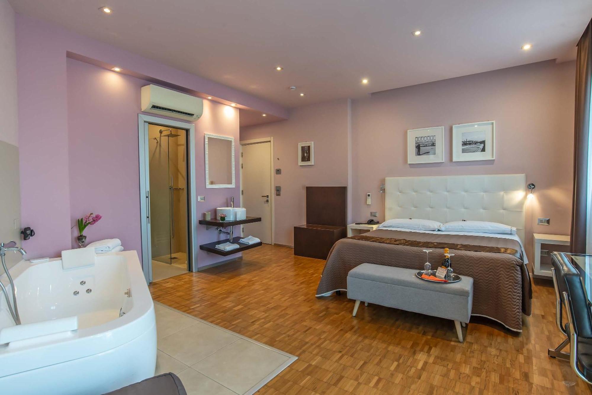 Deluxe Double or Twin Room Spa Bath,519590727:JPEG