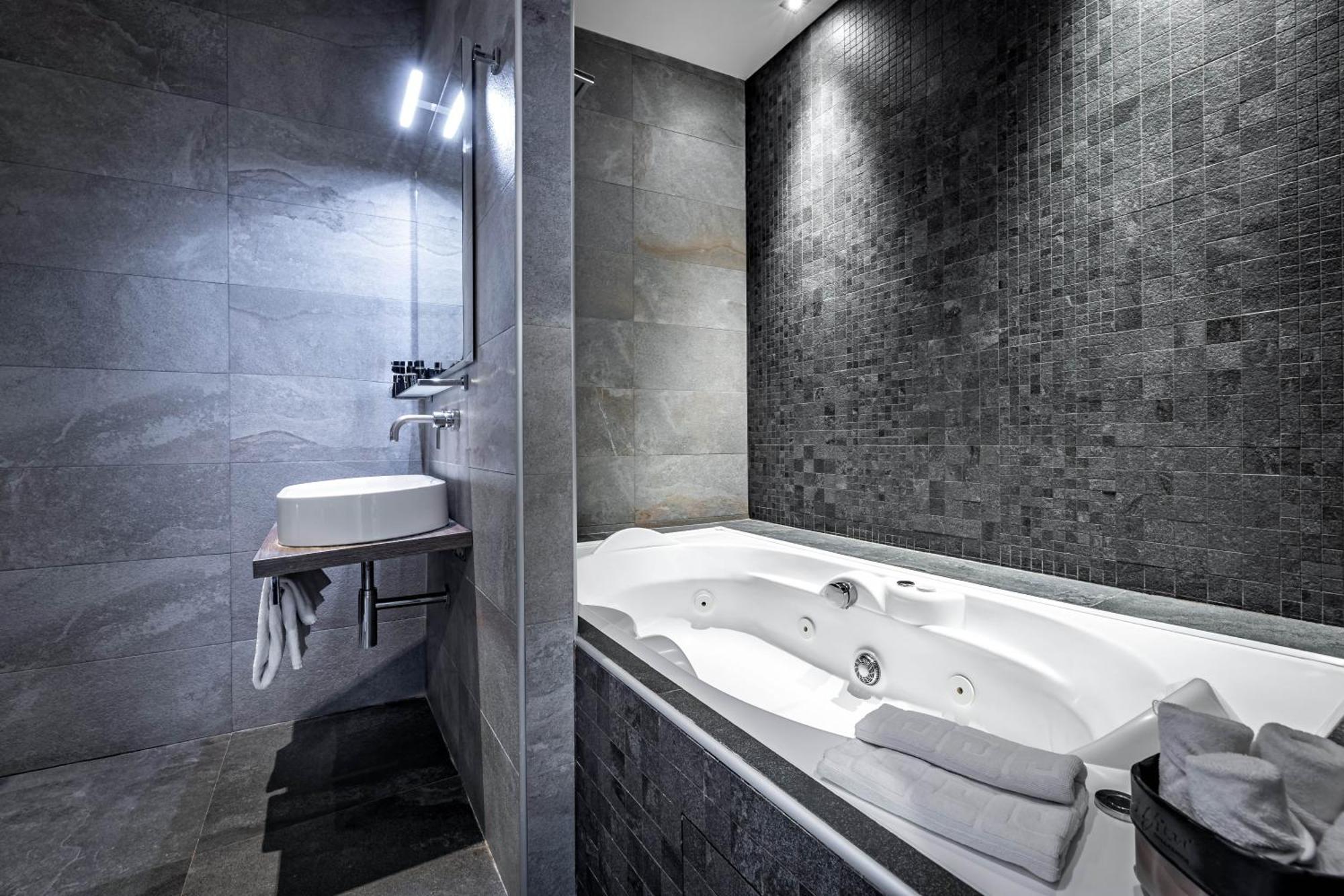 Deluxe Double Room Jacuzzi Bathtub