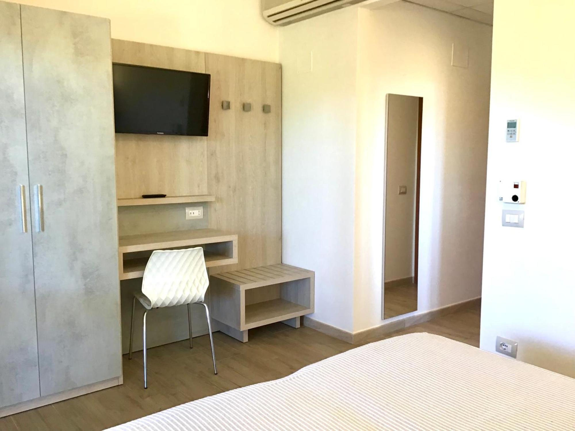 Deluxe One-Bedroom Apartment
