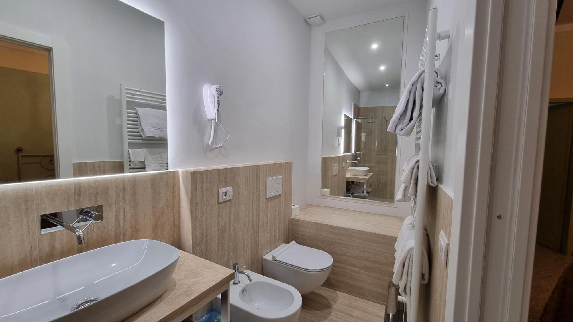 Dreibettzimmer mit Stadtblick