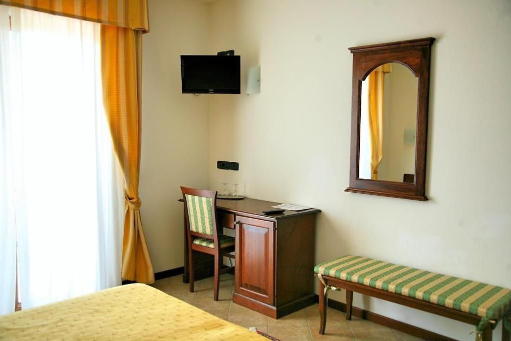 Deluxe Room,1635962172:JPEG