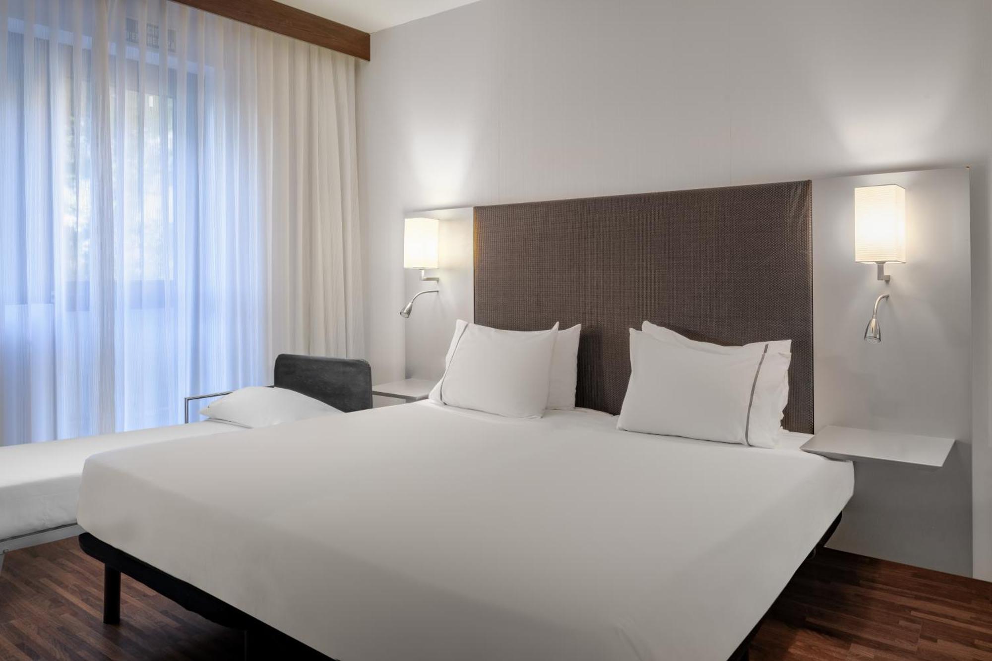 Standard Room King bed Single folding bed,1643134427:JPEG
