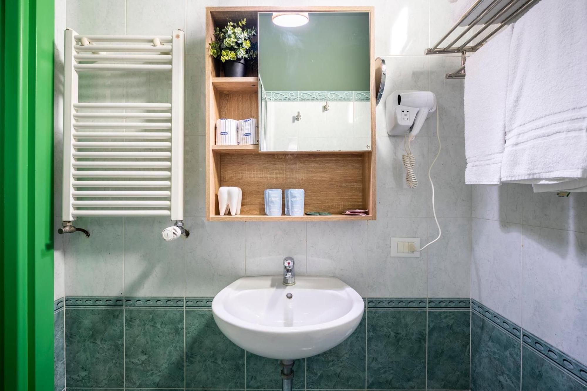 Deluxe Room,1705592832:JPEG