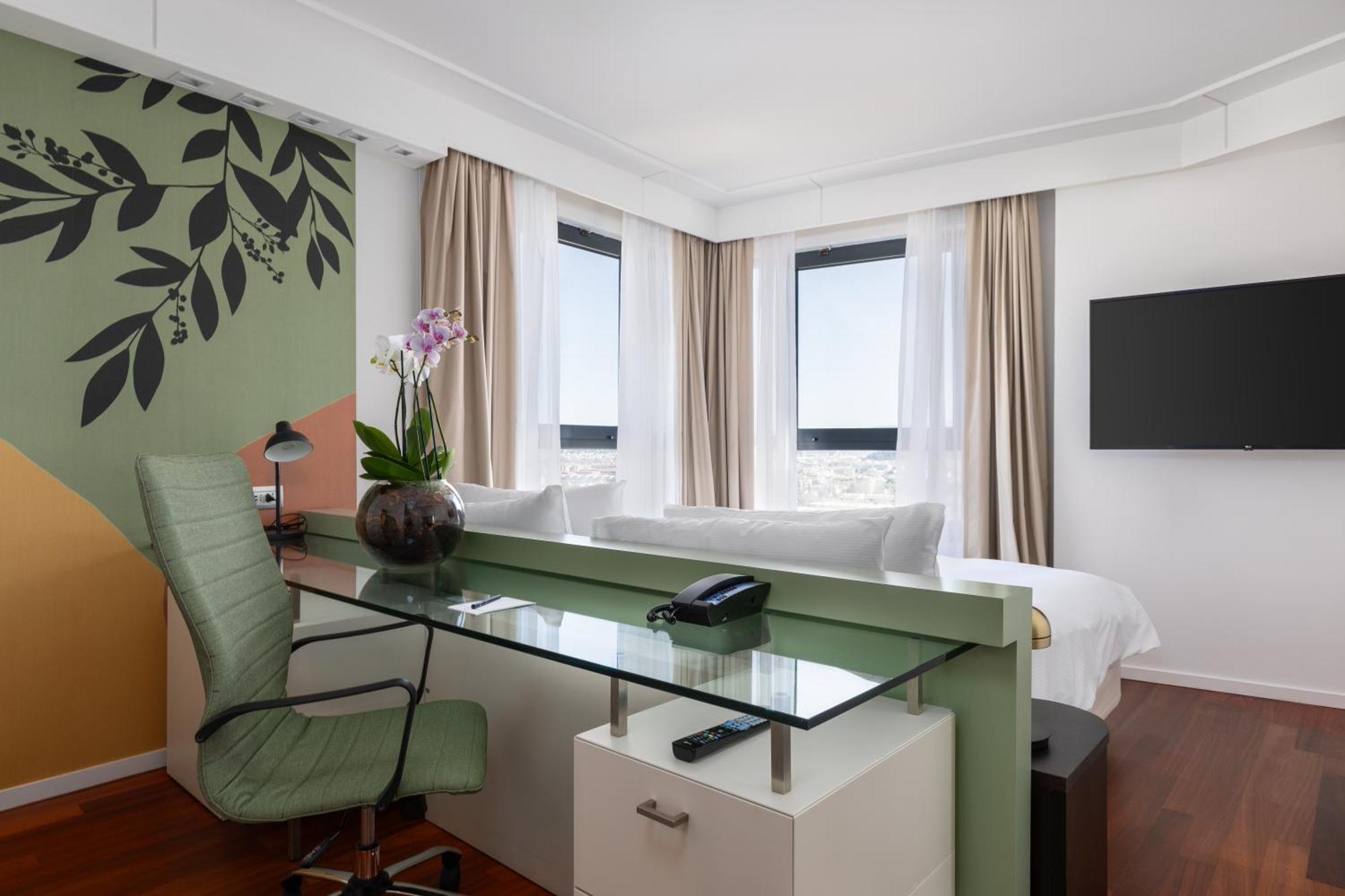 Habitación Doble Deluxe con cama extragrande y vistas a la ciudad