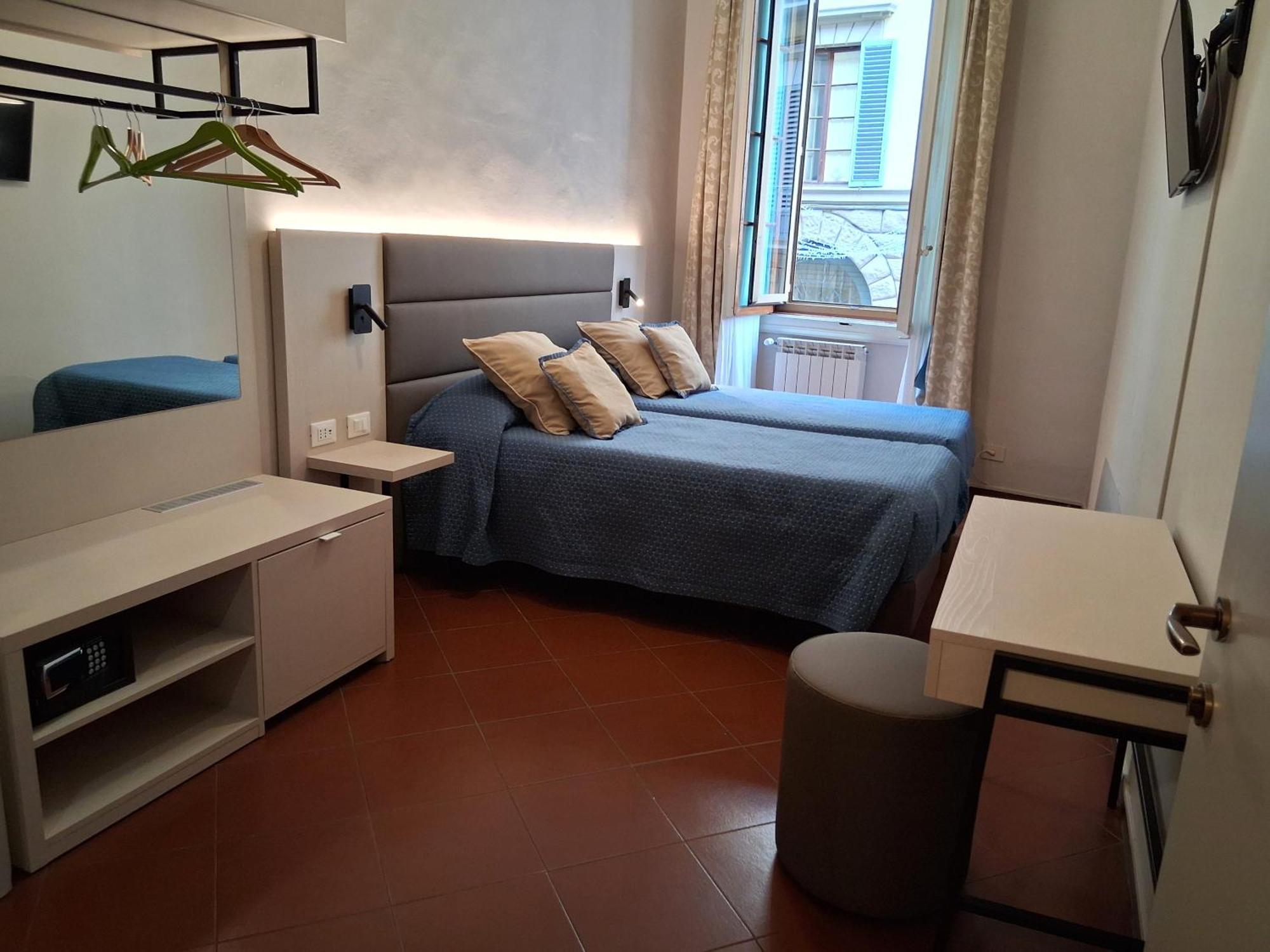 Twin Room,1739385235:JPEG