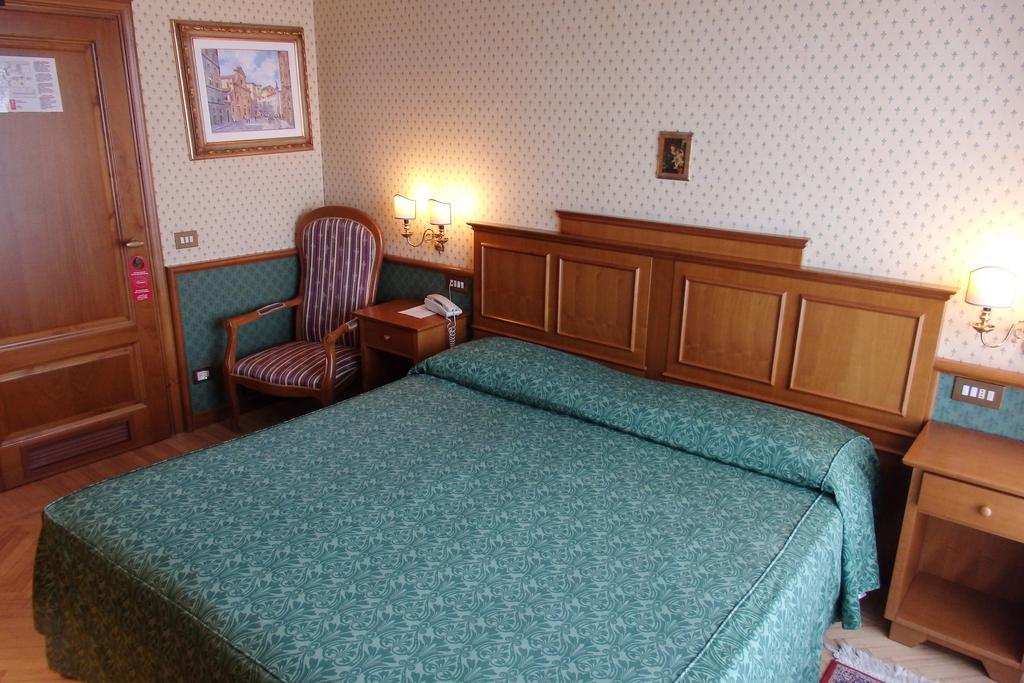 Two Connecting Rooms,118971037:JPEG