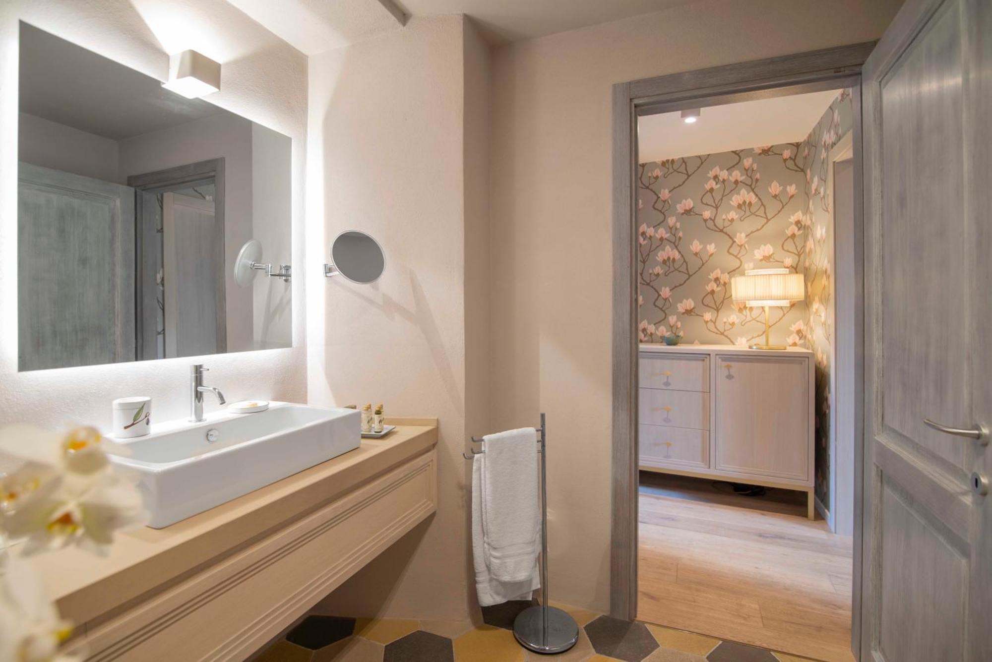 Deluxe King Size Double Room view
