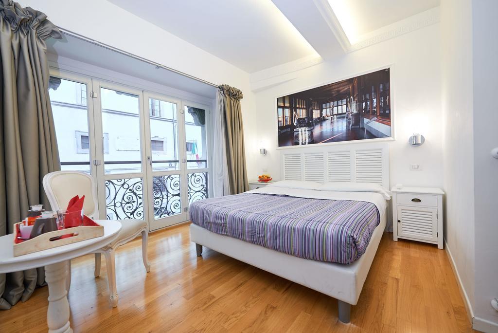 Quarto Clássico com Cama de Casal ou 2 de Solteiro