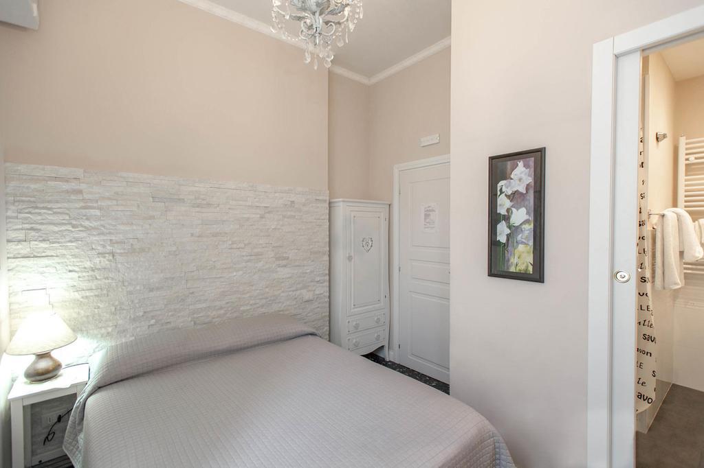 Double Room with Small Double Bed,379286695:JPEG