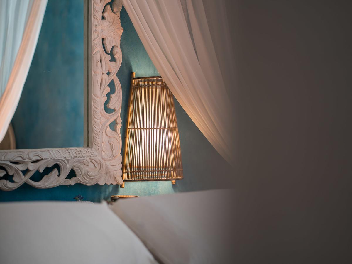 Zimmer mit Queensize-Bett und eigenem Bad außerhalb des Zimmers