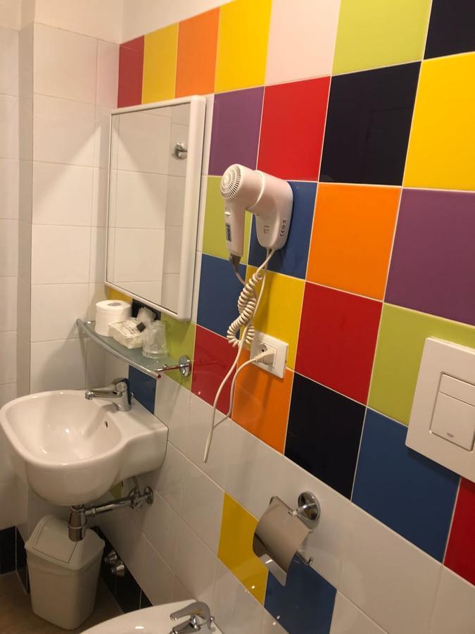 Single Room,665655804:JPEG