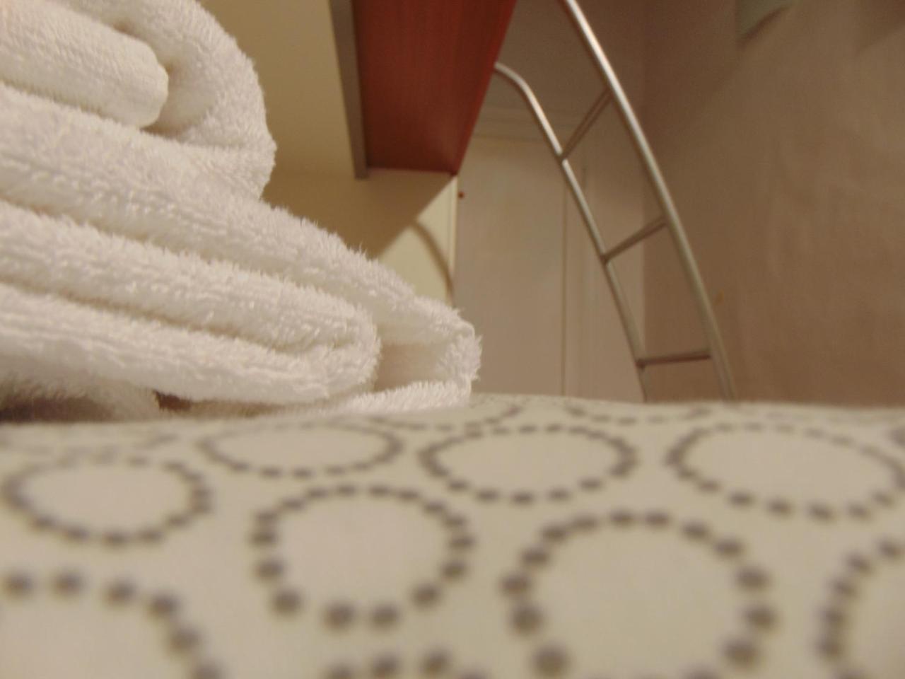 Camera Doppia con Letti Singoli e Bagno in Comune