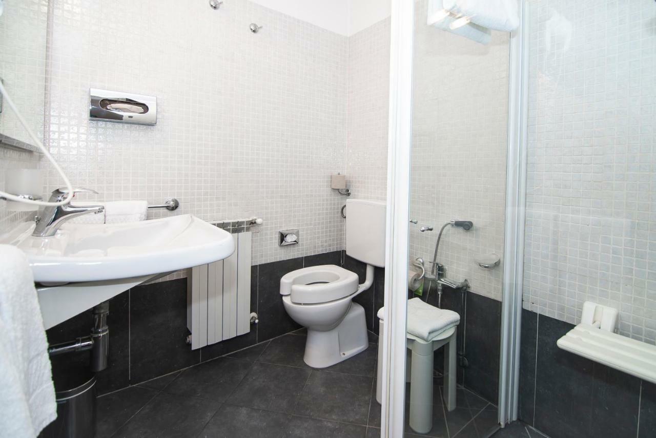 Double or Twin Room Disability Access,807186651:JPEG