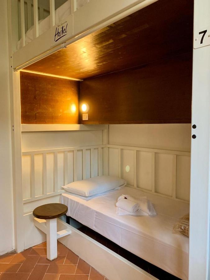 Einzelbett im Frauenschlafsaal