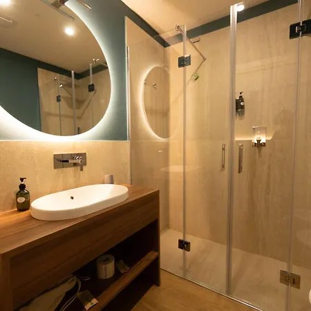 Moody Smart & Comfy Hotel-2