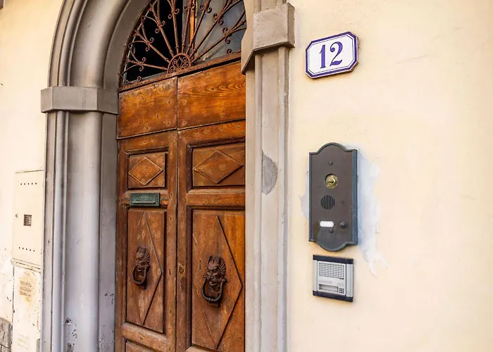Ampio appartamento di Charme con 2 camere, 2 bagni, terrazza, aria condizionata, in posizione Centralissima