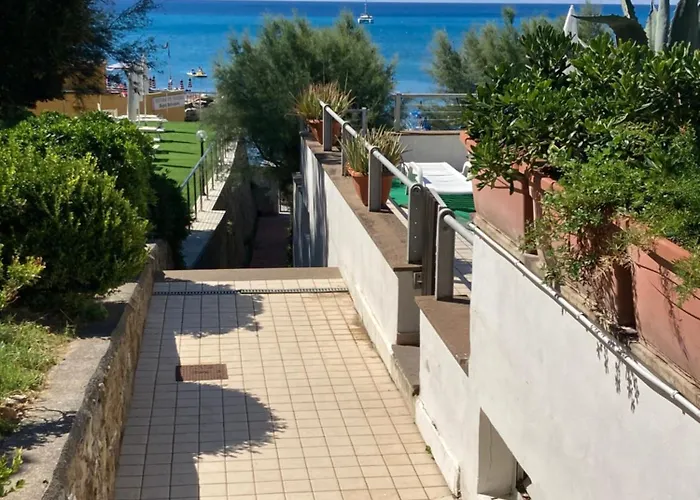 A 20 mt dal mare con ombrellone e sdraio in spiaggia