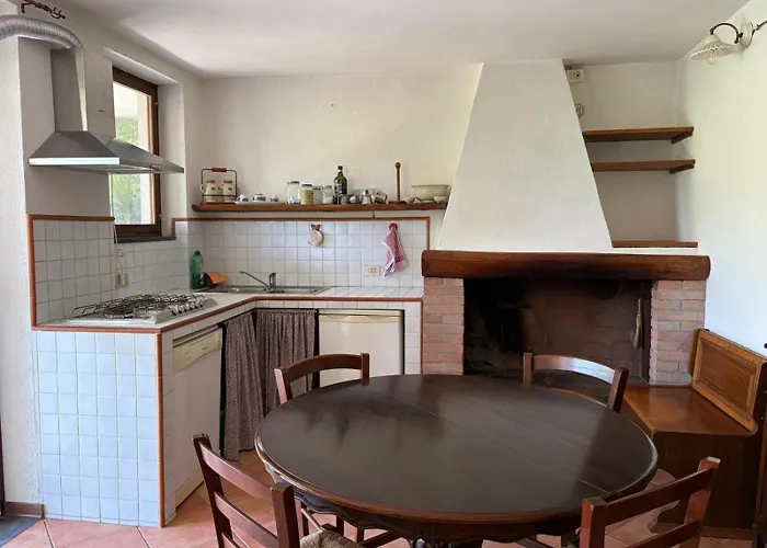 Parte di casa con giardino e piscina