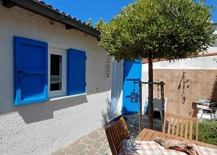 Monolocale con giardino privato, 1 minuto dal mare