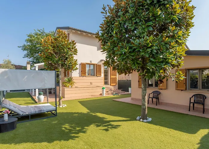 Villino Esse, Libero su 4 Lati più Dependance nel cuore della Versilia