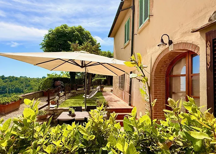 Casetta Luna e Sole Vista Colline Toscane WiFi Ultra Giardino e Ricarica EV