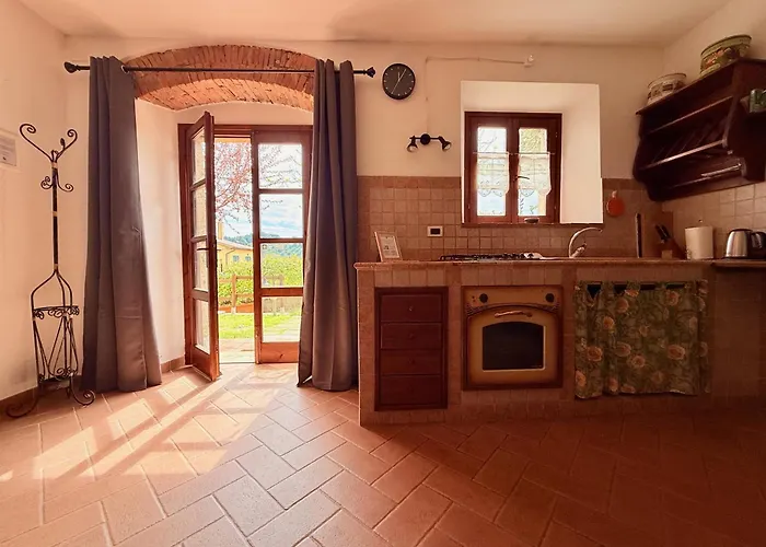 Casetta Luna e Sole Vista Colline Toscane WiFi Ultra Giardino e Ricarica EV