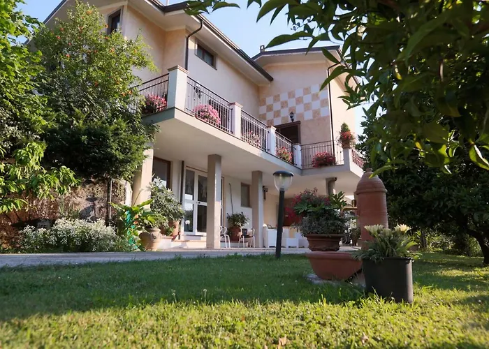 Parte di casa con giardino e piscina